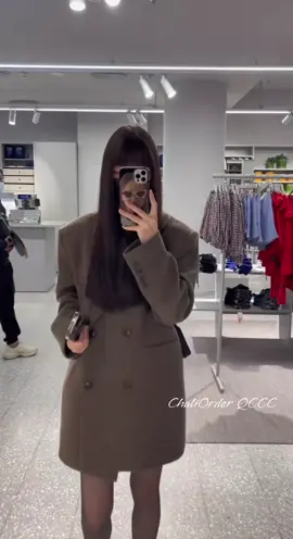 ✨ BLAZER TONE NÂU – THANH LỊCH & SANG TRỌNG ✨ 440 🐟 – Hàng QCCC Size: S – M – L – XL – XXL Bạn đang tìm một chiếc blazer dễ phối – đẹp mọi hoàn cảnh – tôn dáng ngay khi mặc? 👉 Blazer tone nâu chính là item “must-have” cho mùa này! ✔ Chất vải đứng form, mềm mịn – không nhăn ✔ Lên dáng chuẩn, sang xịn trong tích tắc ✔ Tone nâu trendy, hợp cả đi làm – đi chơi – chụp hình ✔ Phối được với chân váy, quần tây, jeans đều đẹp 💥 Ưu điểm: 	•	Che khuyết điểm vai – tay – eo cực tốt 	•	Tone nâu tôn da, nhìn rất “quý cô/ quý ông” 	•	Form chuẩn QCCC, đường may chắc chắn 📦 Hàng đủ size S → XXL Comment chiều cao – cân nặng để shop tư vấn size chuẩn nhất nhé! #ChaliOrder #outfit #blazer #quangchaucaocap #thinhhanh 