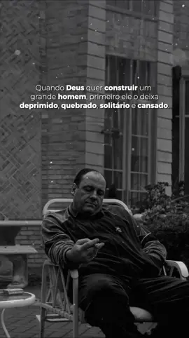Antes de Deus levantar um homem, Ele o permite cair. Antes de dar força, Ele mostra a fraqueza. Antes de honrar, Ele molda no silêncio. Se dói, é porque está te preparando. A queda faz parte da construção. Tags, ignore: #sucesso #disciplina #desenvolvimentopessoal #empreendedorismo