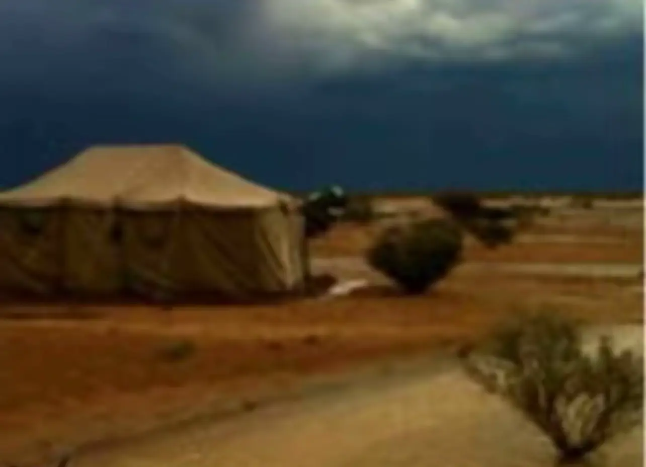 يادار يا ليتني ماجيت لك زاير  ماجيت يما السليل وتجتبا العاير  اقول ابا امرها وامشي على الطاير  طول وقوفي بها وأبطيت راعيها  يا دار وين البيوت اللّي لها رنّه وأهل القِيَم والشَّيَم والفرض والسِنّه قالت تُوَفَوا وِراحوا يا ملا الجنّه وش ينبغي بالمنازل عقب أهاليها قمت آتَلَفّت ولا أدري ويش صايبني مدري وش اللّي على الأطلال جايبني هلّت دموع الشقا الله لا يعاقبني العين تبكي وأنا أدري وش مِبَكّيها تبكي على ماضي الأجداد ورْسُومه وبيوت باقي أثر وبيوت مهدومه ياعين على البكا منْتِيب ملزومه ذي سِكّةٍ كل خلق الله مِشو فيها ولدت عيوني وشفت الرجم بالعالي                                                   يبكي ودمعه على الاوجان همالي يقول راحوا وخلوني هنا لحالي  في غربه شاب منها راس راعيها واضحت بساتينهم منهم خلاويه يلعي بها البوم لا هذي ولا ذيه واليوم مابه كلاليف وحرفيه الله يستر من الدنين وتاليها ماباقي الا قميري يسجع لحونه من سمع صوته تهيض خافي شجونه صحيح الايام ابد ما هيب مامونه ام البلاوي كفانا الله بلاويها  اقفيت عنها ودمع العين منهلي  طاري طرى لي ذبحني جعله يولي اظني ماعاد امر الدار واحسن لي