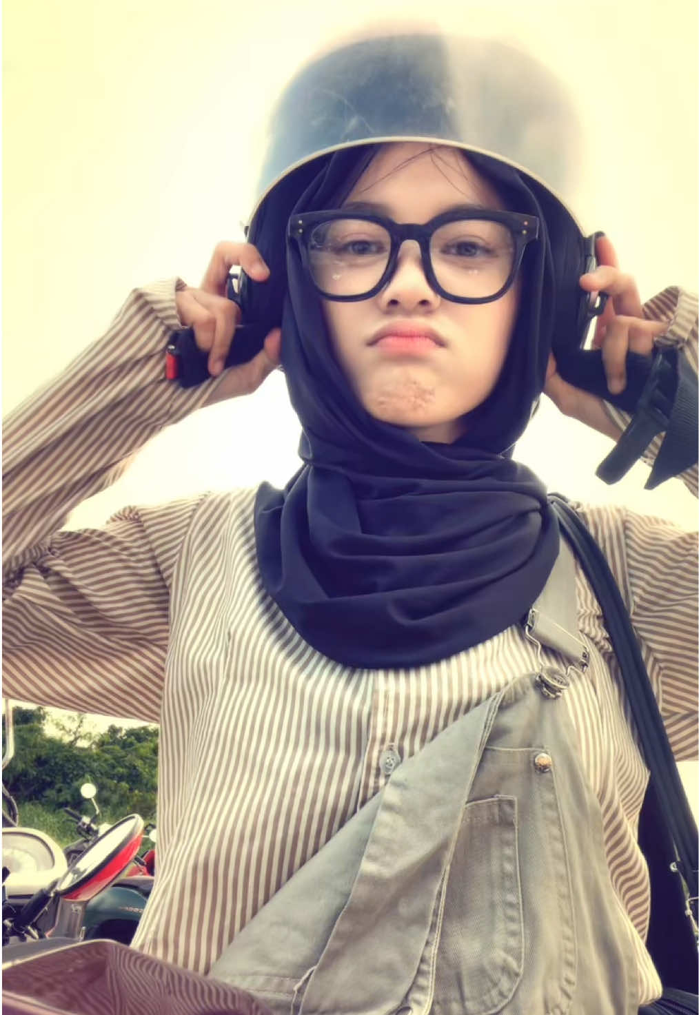 maaf yeah kotor kacanya 😞