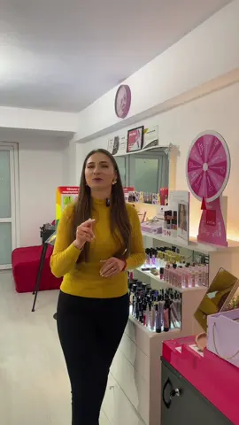 Hei! Dacă ești din Bacău și cauți sediul Avon, te ghidez rapid: ne găsești pe strada Luminii, numărul 3, Scara C, apartamentul 1. Suntem pe partea cu Hotel Bistrița și chiar vizavi de Piața Tricolorului – acolo unde este montat și bradul de Crăciun de către primărie. La sediu poți testa absolut toate produsele Avon: parfumuri, make-up, îngrijirea tenului – totul gratuit! Și vestea cea bună? Poți achiziționa produsele direct de aici, la preț de broșură. Te aștept cu drag să descoperi aromele, culorile și noutățile Avon!