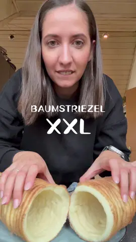 Wenn du nicht immer in der Kälte aufm Weihnachtsmarkt stehen magst, kannst du es easy selber ausprobieren 🎄💛 Speicher dir das Rezept für später 📌 Zutaten: - Hefeteig - Zucker -Vanillinzucker - Zimt - Butter Zubereitung: Nehmt einen fertigen Hefeteig und rollt diesen aus. Schneidet den Teig dann in gleiche Streifen und rollt ihn um euer, mit Alufolie ummanteltes Nudelholz (muss Backofen geeigneter sein) Erwärmt Butter in einem Topf/Mikrowelle und bestreicht alles großzügig mit Butter. Dann Zucker, Vanillinzucker und Zimt einmal rum streuen und eine Auflaufform zum abtropfen drunter geben. Alles für bei 180 Grad für ca 15 Min. in den Backofen geben, dann einmal drehen und weitere 5 Min.backen lassen. Danach raus holen, abkühlen lassen und vom Nudelholz ziehen. Guten Appetit 😋  #weihnachten #baumstriezel #weihnachtszeit #weihnachtsmarkt #schnelleleckerei 