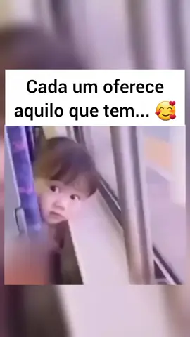 Cada um oferece aqui que tem 😊 #fofura #criança #generosidade 