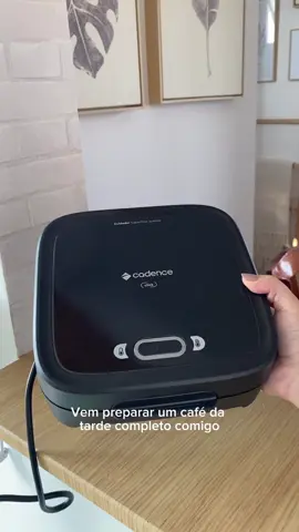 Sanduicheira Elétrica Cadence SAN400 (750 W) é o aquecimento rápido proporcionado pela sua potência de 750 W. Isso permite que os sanduíches (e outros alimentos) sejam preparados em poucos minutos, o que torna o uso prático para o dia a dia.   Aproveita que está com um preço incrível muito barato cliente amigo clica no link e venha garantir a sua#cadence #sanduicheira #original              ID do produto = 7F6FG5-DZQ0     Link= https://mercadolivre.com/sec/2hExrYm