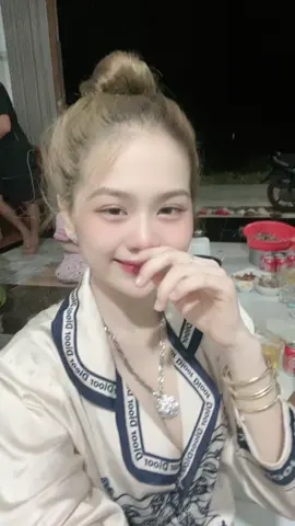 Nắm tay em đi qua màn mưa