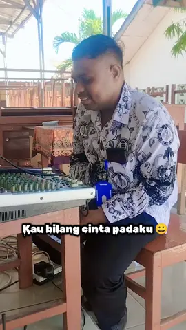 Saya mengaku, yang tertawa besar itu saya 😀 Penyanyi, Guru Steven @SMAS Katolik BHAKTYARSA dalam rangkan meriahrayakan haru Guru 😀