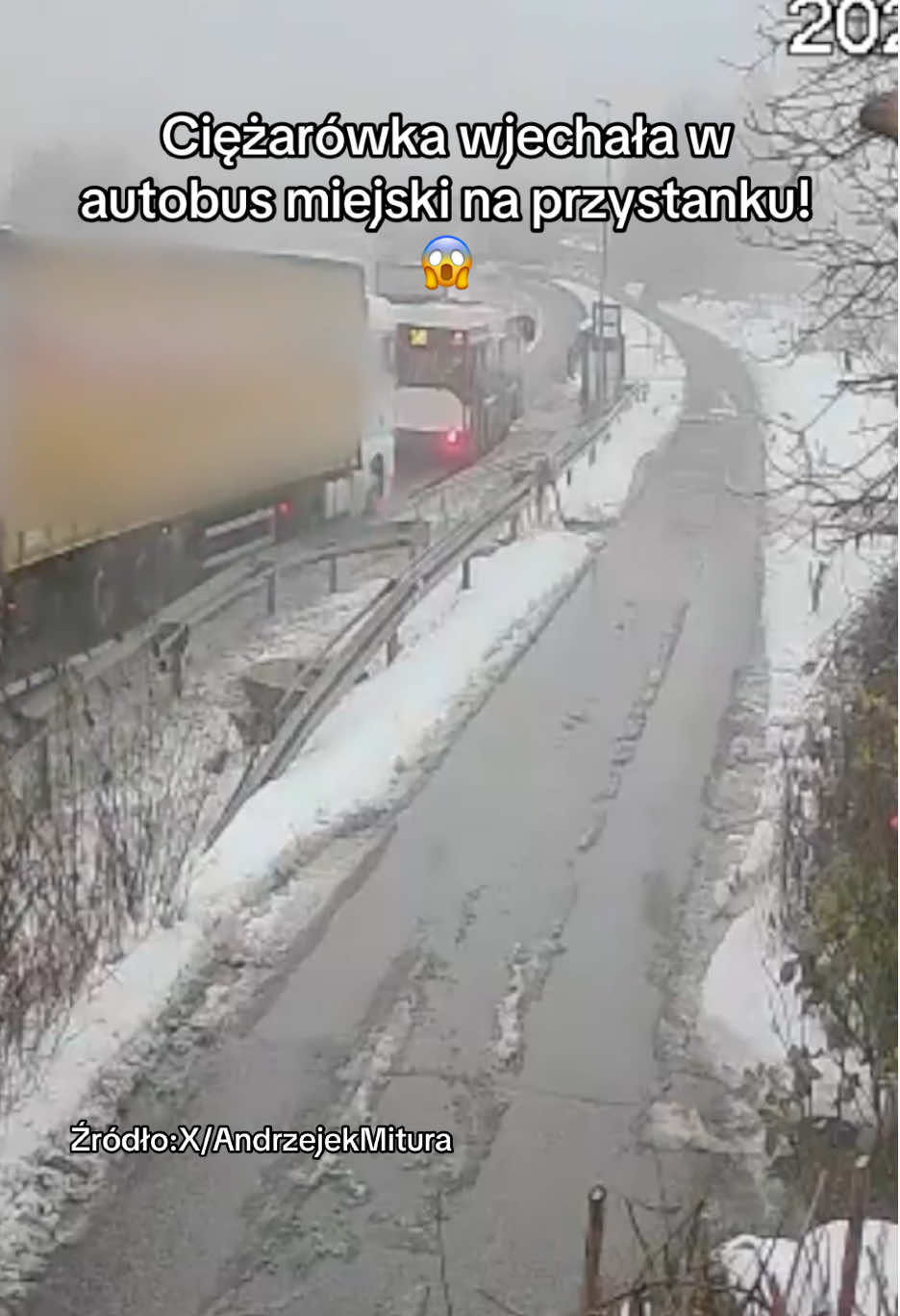 Ciężarówka wjechała w autobus miejski na przystanku! 😱