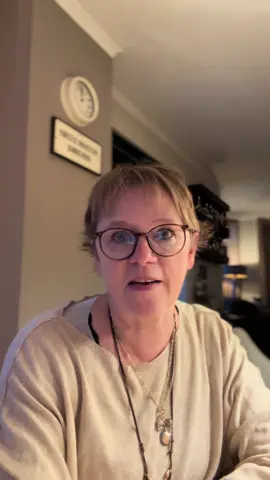 ⚠️🚨ACHTUNG - LEBENSGEFAHR! ⚠️🚨 Heute Nacht hat es bei uns in einem kleinen Garderobenraum gebrannt, weil Batterien explodiert 💥sind. Ja - auch leere Batterien können gefährlich sein, wenn man sie zusammen lagert. Ich teile das, um möglichst viele Menschen zu erreichen: • Bitte nehmt das ernst. • Lagert Batterien niemals lose oder zusammen! • Entsorgt sie richtig. 5 Bewahrt sie sicher auf - getrennt, kühl und trocken. Wir hatten Glück - aber es hätte ganz anders ausgehen können. Wenn das bei uns passiert, kann es bei jedem passieren. Bitte teilt dieses Video, erzählt es weiter und passt auf euch auf!!!!!!!! • • • BATTERIEN KÖNNEN EXPLODIEREN!!!!! SICHERHEIT GEHT IMMER VOR. #BatterieBrand , #SicherMitBatterien #AchtungLebensgefahr /! #Explodierende-Batterien #Brandschutz