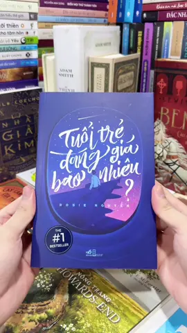Tuổi Trẻ Đáng Giá Bao Nhiêu? – Khi bạn còn trẻ, hãy sống một cuộc đời để không phải hối tiếc. Tuổi trẻ luôn bắt đầu bằng những câu hỏi không ai trả lời hộ bạn: Bạn là ai? Bạn muốn gì? Bạn phải đi về đâu? Và “Tuổi Trẻ Đáng Giá Bao Nhiêu?” đến như một người bạn — nhẹ nhàng và thấu hiểu, nhưng đủ lực, để giúp bạn đủ tỉnh táo thoát khỏi sự trì hoãn của chính mình. Cuốn sách không khuyên bạn chạy theo thành công, mà giúp bạn sống thật. Sống để học. Sống để trải nghiệm. Sống để va vấp rồi đứng dậy, để biết mình là ai, còn thiếu gì và đang tìm điều gì. Rosie Nguyễn không lên lớp dạy bảo, mà kể về những chuyến đi, những năm tháng lạc lối, những lựa chọn táo bạo mà ai cũng từng nghĩ đến nhưng lại không dám làm. Từ đó, bạn nhận ra: tuổi trẻ không đo bằng số tuổi, mà đo bằng mức độ bạn dám bước ra khỏi vùng an toàn. Nếu bạn muốn có một tuổi trẻ đầy ý nghĩa — thì Tuổi Trẻ Đáng Giá Bao Nhiêu? sẽ là nơi giúp bạn bắt đầu và để một tuổi trẻ thật sự đáng giá.#kinhnghiemsong_book #sach #sachhay #booktook #tuoitregiabaonhieu 