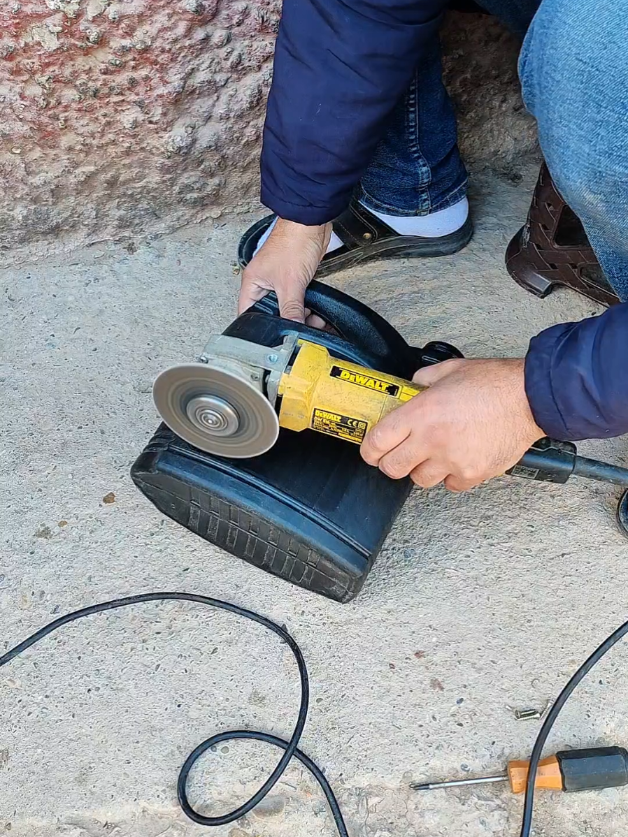 واخيرا اعاده تدوير علبه زيت السيارات واستغلالها بادوات منزليه بسيطه = simple inventions idées #Amazing_inventions #simple_inventions #plumbing 