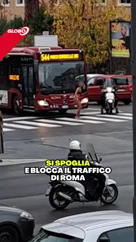 Stamattina su via Nomentana a Roma una donna si è spogliata e ha bloccato il traffico restando in mezzo alla strada. Attimi di tensione e circolazione paralizzata. Al momento non sono chiare le motivazioni del gesto.