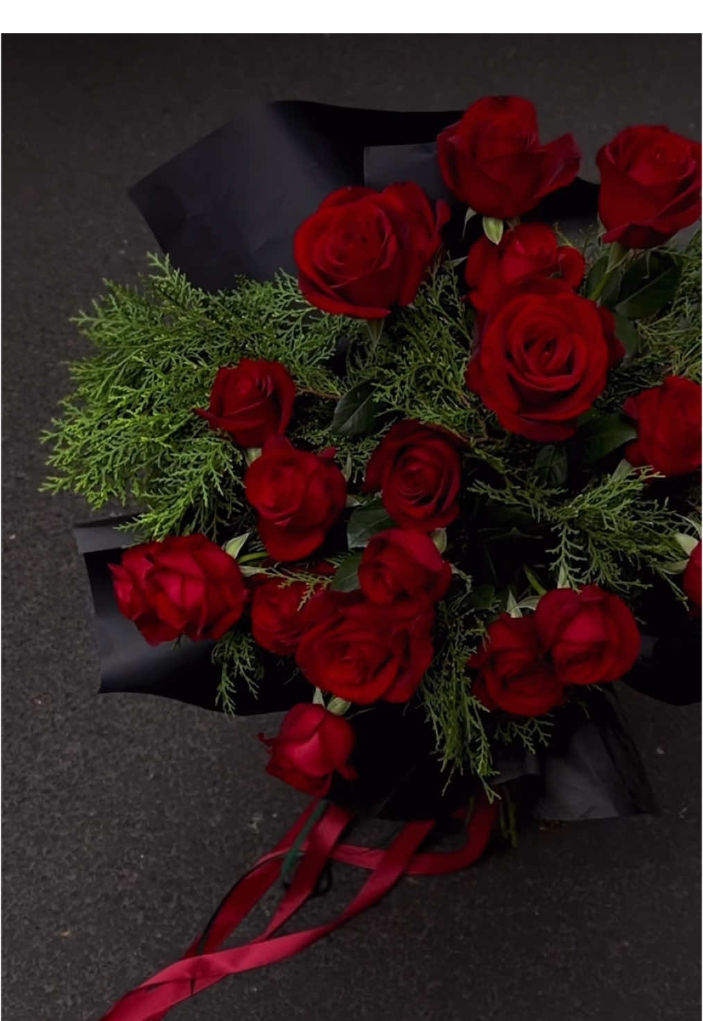 Let your Christmas bloom✨ Frost Bloom gửi bạn sắc hoa của sự ấm áp 🌸🤶 ——— ——— ——— Where Frost Meets Bloom 🌸 🤍 Minimal | Artistic | Delivered with love ⏰ 8:00 am – 6:00 pm 📍 Vinhomes Smart City – Tu Liem – Ha Noi #FrostBloom #hoatuoi #flowers #hoa #christmas 