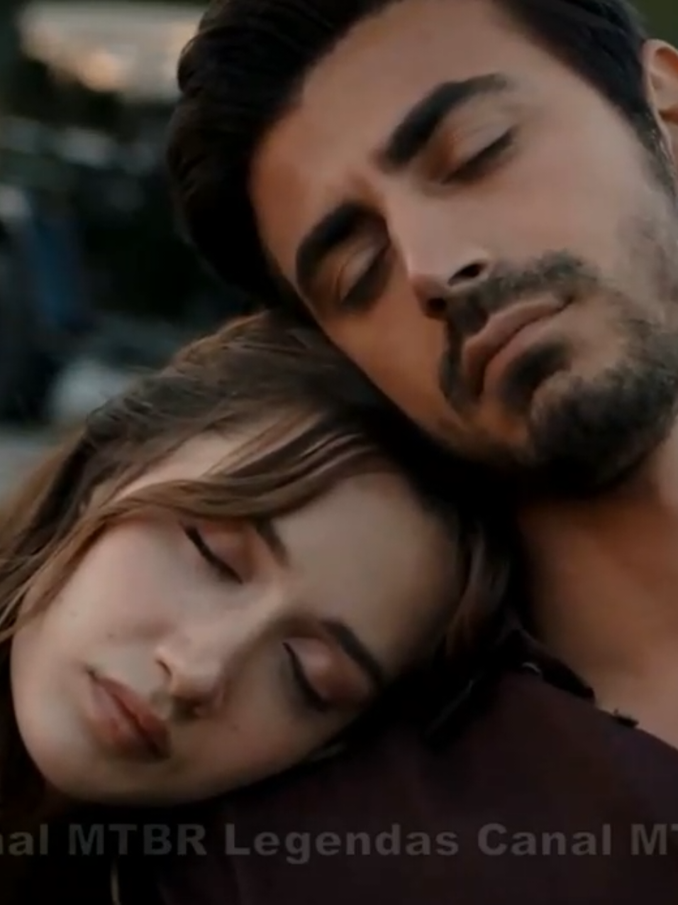 💫🔥 ARAFTA – EPISÓDIO 10 DISPONÍVEL! 🔥💫 E ninguém estava preparado pra esse momento. 😳❤️ Depois de tantas brigas, tensões e segredos, Ateş e Mercan acabam exatamente onde nunca imaginaram estar: ✨ Abraçados ✨ Protegendo um ao outro O que aconteceu entre eles? Foi o destino… ou algo mais forte que eles dois? Só quem assistir vai entender esse olhar que queima mais que qualquer vingança. 🔥💔 👉 Episódio 10 já disponível no @mtbrprimebot! Prepare-se porque está: romântico, intenso e totalmente inesperado. 🌙 O episódio estará disponível para todos posteriormente #Arafta  #İlsuDemirci #EminGünenç  #MundoTurcoBR #MTBRPrime