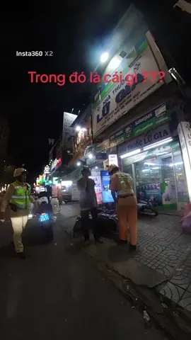 Nó lôi csgt 2 lần , khi a csgt yêu dừng xe mà nó cố chạy rùi tung vào xe người đi đường và nhà dân , nó chỉ lo lụm bịch đen rùi bỏ chạy bộ bỏ xe lại lun ...