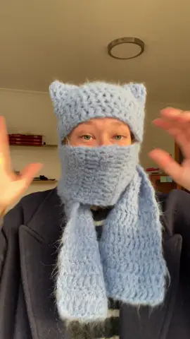 Et toi c’est quoi ton projet d’hiver ?? 🤭 #crochet #crochetdebutant #crochetscarf #hoodiescarf #kittybeanie 