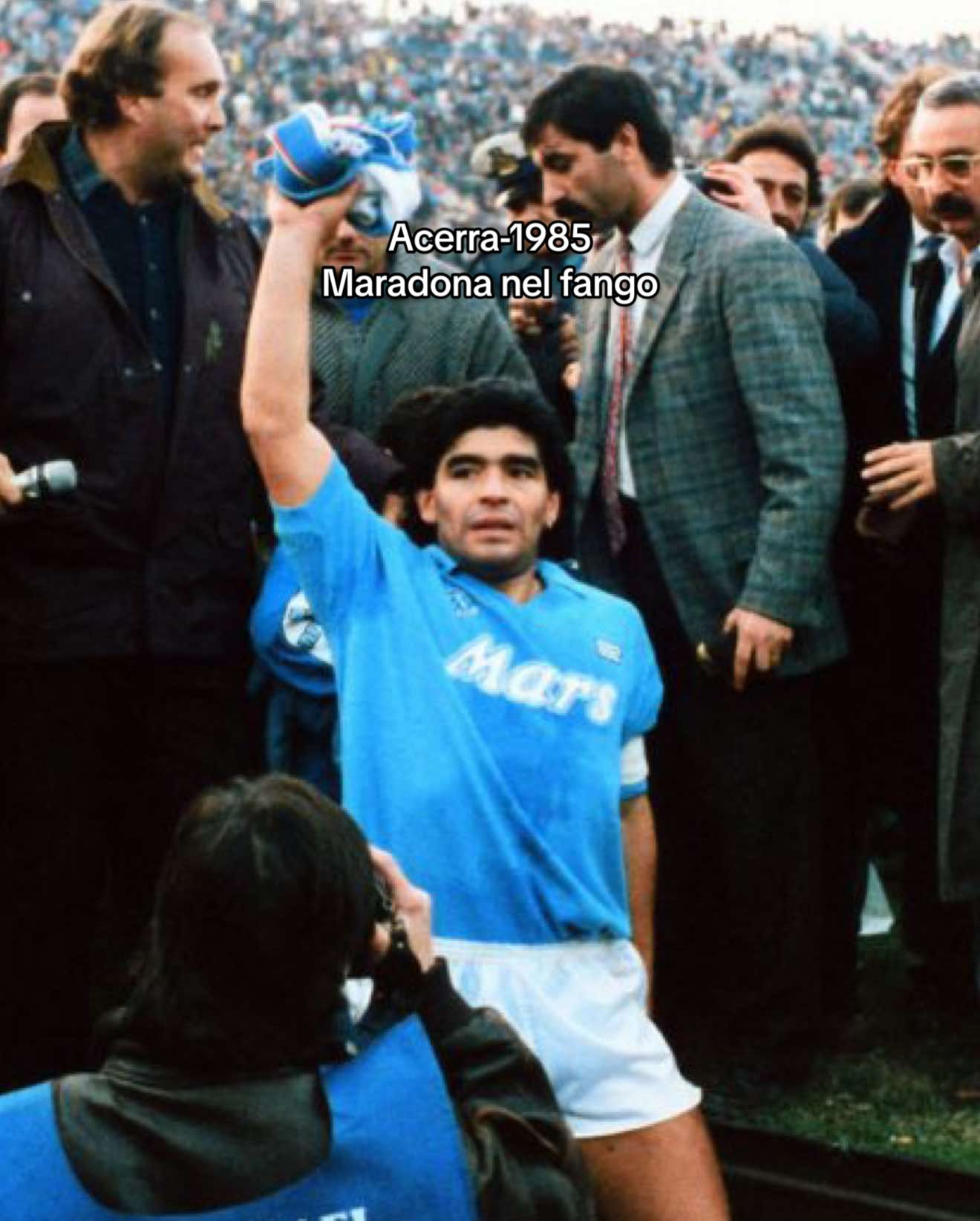 Il 25 gennaio 1985, ad Acerra, Diego scese su un campo fangoso per aiutare un bambino malato. Niente sponsor né telecamere, solo cuore. Pagò di tasca propria l’assicurazione dei compagni, perché nessuno restasse fuori.  #maradona #calcio #napoli #storiadelcalcio #1985 