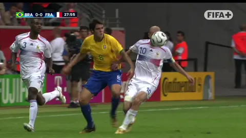 🇫🇷✨ Minuto 27 al 31. Zidane empieza a tomar el control: liderazgo puro y chispazos de fútbol elegante. El partido comienza a girar a su ritmo. #zidane #fyppppppppppppppppppppppp #francia #seguidores #brasil           