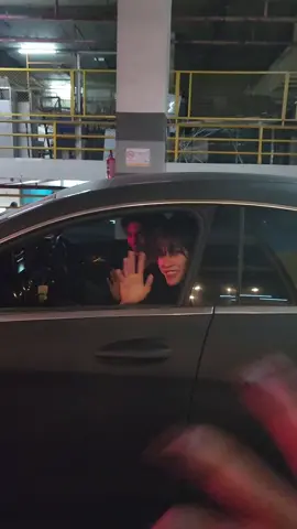 စိတ်ကောင်းချက်က fan လေးတွေကိုကားမှန်ချပီးနှုတ်ဆက်တာ🤭 #aouboom 