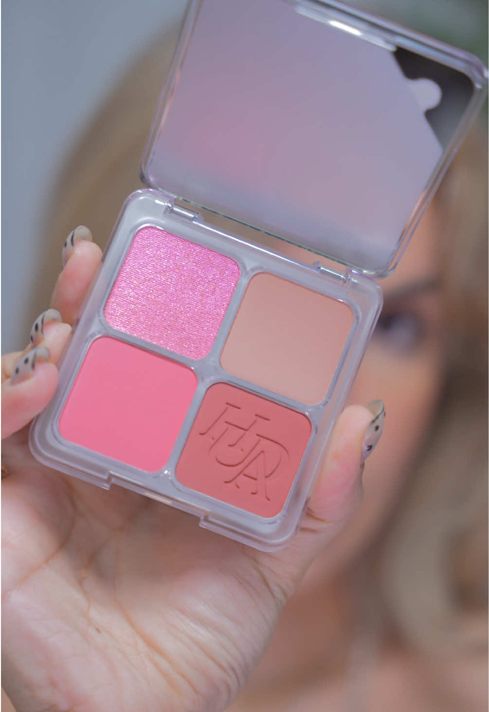 Skin that looks filtered without the filter 🤎✨ #softglam #makeupbase #glowyskin #latinacontentcreator #hudabeauty     