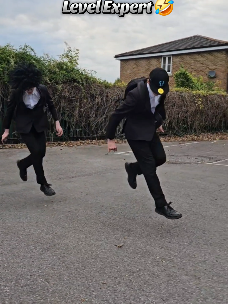 Walking home from school. Level Expert🤣 #dancetutorials #airwalkchallenge #fu #schoolrun #dancechallenge 