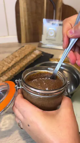 Croustillant & Praliné Café ☕🤎 Pour apporter de la mâche, du croquant et cette petite touche de pure gourmandise dans ma bûche Tiramisu Café… j’ai préparé un croustillant praliné irrésistible, associé à un praliné café ultra parfumé 🤎 Un duo qui fonctionne à merveille 🤎 Dites-moi en commentaire si vous voulez la recette complète de ce praliné café et de ce croustillant gourmand 👇✨ — #buchedenoel #recette #buchenoel #noel #chrismas                    