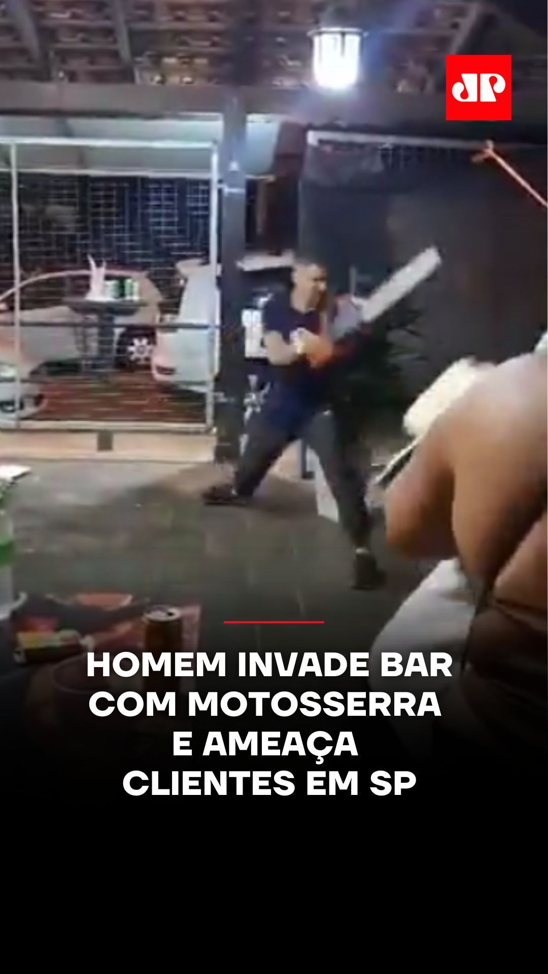 Um homem avançou contra clientes de um bar em Jarinu (SP) com uma motosserra ligada na noite de sábado (22). Vídeos mostram o suspeito empunhando o equipamento e investindo três vezes contra as pessoas, até ser contido após ser atingido por um objeto. A Polícia Civil informou que o homem foi identificado, prestou depoimento e acabou liberado. Testemunhas relataram que ele havia sido agredido momentos antes na rua, o que antecedeu o conflito. A motosserra foi apreendida. A motivação ainda é apurada e ninguém tinha sido preso até a última atualização. 📺 Confira na JP News e Panflix 📌 Siga o nosso perfil @jovempannews #Crime #Violência #Jarinu #Polícia #Segurança #SP