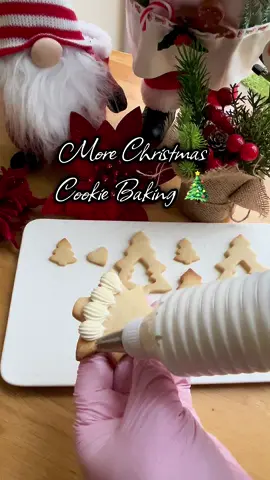 More Christmas tree cookies🎄 Come decorate with me - white chocolate ganache, festive sprinkles and all the cosy Christmas feels 💖 #christmasbaking #christmascookie #christmastreecookie #bakewithlove #cookie 