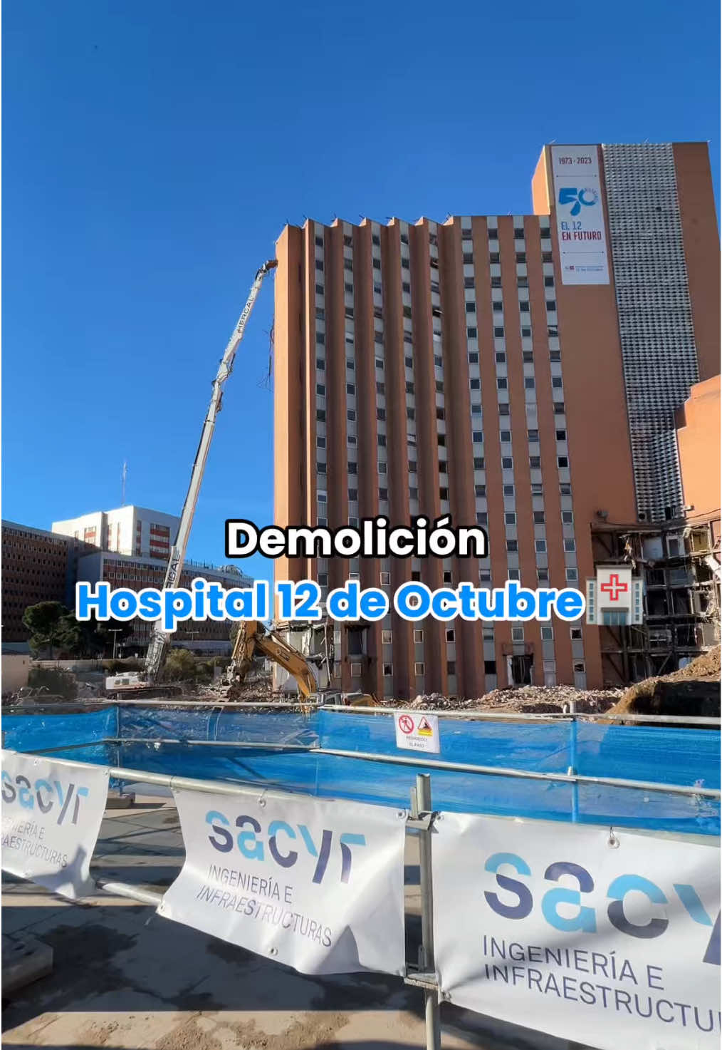 🏗️Comenzamos la demolición de la emblemática torre del Hospital 12 de Octubre (Madrid). Para ello, utilizamos la pluma más grande de España, de 62 metros de altura. 😳 👀!Te contaremos el proceso! ¡Síguenos!🤙🏼 #hospital #demolition #hospital12octubre #obra 