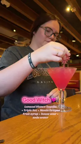 @Chili’s Grill & Bar X @Wicked: For Good 10/10 would try again ✨🩷🪄💚 #wicked #wickedforgood #chili #cheesepull #eatwithme 