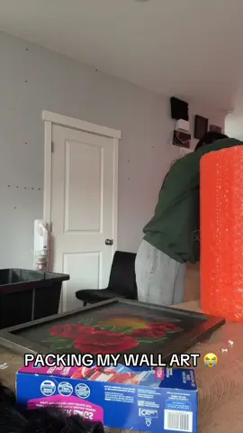 MY WALLS ARE NAKED 😭#mysteryjewlerygirl #packing #packwithme #moving #wallart 