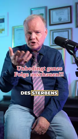 ✨ Du bist nicht dein Körper – du bist ein unendliches Wesen. Der Körper vergeht. Das Wesen bleibt bestehen. Wenn die Biologie endet, kehrt das Wesen zurück in das, woraus es kommt: das Unendliche. Der Verstand begreift das nicht, weil er in Zeit denkt. Doch das Wesen ist zeitlos. Grenzenlos. Verbunden mit dem Universum. Mit etwas Göttlichem. 🔗 Ganze Folge #032: https://youtu.be/XLJVPl0K_MA 🎧 Auch auf ApplePodCast & Spotify. #DerTrauerCoach #TrauerEchtJetzt #UnendlichesWesen #DuBistNichtDeinKörper 