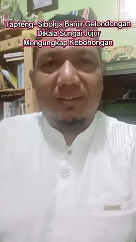 TAPTENG-SIBOLGA BANJIR GELONDONGAN, KETIKA SUNGAI JUJUR MENGUNGKAP KEBOHONGAN Banjir bandang boleh datang dari langit, tapi gelondongan kayu tidak pernah jatuh dari awan. Begitukan Bang Masinton Pasaribu Bupati Tapteng? Hujan deras bisa membawa air, tapi tidak mungkin membawa batang kayu sebesar tiang listrik kalau tidak ada yang memotongnya. Belum lagi, lubang-lubang tambang liar tanpa izin yang selalu mulus menembus perut gunung, hingga air bingung mencari tempat berlindung, akhirnya ia berangkat langsung menyapa manusia yang tak tahu kabar Disaat pemerintah setempat banyak yang pura-pura bingung, padahal penggalian demi penggalian berlangsung di depan hidung, hutan lindung pun memberi kabar kalau ia berkabung dan memberi air langit untuk kirim langsung hingga Sihaporas tak mampu menbendung Jadi mari kita bicara yang sebenarnya, bukan naskah dongeng konferensi pers. Lalu apa yang terjadi di hulu Sungai Sihaporas, hingga gelondongan hanyut? Apa? Hujan yang menebang pohon? Atau angin yang menggergaji batang? Di hulu Hutanabolon Tukka, ada batu besar-besar hanyut didorong oleh kayu gelondongan, Siapa yang tebang? Semut? Atau malaikat sedang praktek tebang pilih? Di hulu Sungai Pinang Sori, menghanyutkan gelondongan. Gelondongan itu bukan ranting kecil. Bukan sampah rumah tangga. Itu batang pohon yang memerlukan gergaji mesin, izin, dan… ya, Anda tahu apa lanjutannya. Apa yang terjadi di hulu sungai sehingga kayu gelondongan nyangkut di jembatan Anggoli - batas Tapteng dan Tapsel? Sampai-sampai jembatan bukan lagi infrastruktur publik, tapi berubah fungsi jadi tempat parkir kayu ilegal setiap kali hujan turun. Dan ini pertanyaan yang tidak boleh lagi dianggap sepele: Ada apa ini Pak Bobby Nasution sehingga kayu gelondongan besar-besar hanyut di Sungai Batang Toru? Yang hulunya melewati Taput, Tapsel hingga berujung ke Tapteng? Apa yang sebenarnya terjadi? Apakah banjir bandang sedang mengungkap apa yang selama ini disembunyikan dalam kebohongan? Atau sungai sedang jujur sementara pemerintah sedang sibuk mengarang alasan? Karena wajar kalau air meluap. Tapi tidak wajar jika hulu sungai berubah jadi jalur distribusi kayu ilegal. Tidak wajar kalau batang pohon seukuran pelukan manusia bisa hanyut seperti sampah plastik. Tidak wajar kalau bencana justru membuka “buku besar” perusakan hutan yang selama ini ditutup rapi, lagi-lagi dengan kebohongan. Lucu ya. Setiap kali banjir, pemerintah menyalahkan “cuaca ekstrem”. Tapi kayu gelondongan yang hanyut ini mau disalahkan ke siapa? Ke hujan? Ke badai? Ke Tuhan? Tuhan pula mau kalian salahkan? Ini bukan bencana alam. Ini bocornya skandal kebijakan. Ini kegagalan pengawasan. Ini rapor merah penegakan hukum. Ini kebrengsekan pemerintah  Karena hulu yang gundul bukan terjadi semalam. Sungai yang penuh gelondongan bukan terjadi tiba-tiba. Dan banjir bandang kali ini seperti berkata: “Selama ini kalian tutup mata. Sekarang lihatlah sendiri apa yang kalian biarkan terjadi.” Sibolga-Tapteng tidak hanya kebanjiran air, tapi kebanjiran bukti pemerintah yang abai. Dan jika gelondongan sebesar itu bisa hanyut, maka sejujurnya: yang hanyut bukan cuma pohon - tapi wibawa pemerintah. Sampe sini kalian paham? #SaveTaptengSibolga #guruperadabanIndonesia #guruprofesional #gurupenulis  @Info Sumut @BERITA SUMUT @bobbynasution_ @masintonpasaribu 