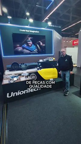 Peças gigantes em resina, com qualidade absurda!  A UnionTech mostrou que impressão 3D de grande porte não precisa abrir mão de precisão: já pensou em um painel automotivo de 1,5 m impresso em peça única? Além de modelos transparentes e funcionais, a tecnologia entrega acabamento excepcional para fundição — você sai do arquivo direto para o modelo que vai gerar sua peça metálica. E o lançamento impressiona: 800 × 800 mm, 4 lasers e precisão de até 0,05 mm, permitindo peças grandes, definidas e com acabamento incrível. Quer ver como a impressão 3D está escalando a manufatura de verdade? A gente te mostra esse universo! 📩 Fale com a 2M3D: 📞 (51) 9 8033-4689 | (51) 3527-8476 📧 vendas@2m3d.com.br #2m3d #impressao3d #manufaturaaditiva #industria #engenharia #formnext #impressora3d #resina #uniontech #fundicao