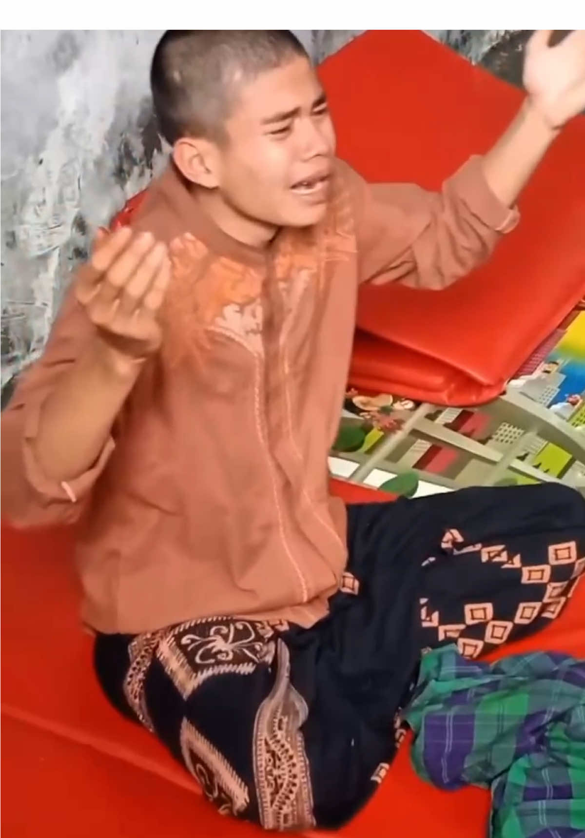 Dia lupa dirinya tapi tidak lupa dengan Tuhan dan Playlistnya.  Satu tingkat di atas sufi, bukan hanya manungal kalawan Gusti, ia sekaligus manunggal kalawan Threesixty. #threesixty #dewi #viral #fyp #foryou 