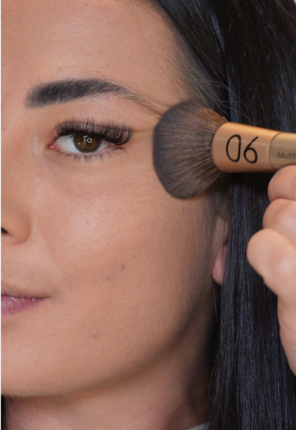 Le Skin Illusion Velvet de @Clarins Official ❤️ Je mets rarement du fond de teint… mais celui-ci, je l’adore. ✔️ Teint mat naturel (fini instantané sur la peau) ✔️ Peau hydratée toute la journée ✔️ Effet belle peau, pas de brillance #creatriceugc  #ugcbeauty  #clarins 