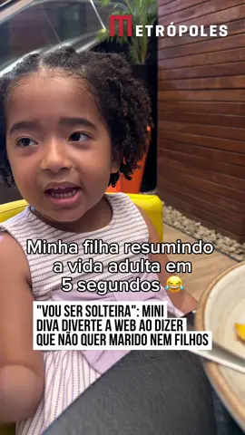 😂💅 A pequena Eloah conquistou a internet ao anunciar, sem titubear, seus planos para o #futuro. E já avisou logo de cara: “Marido dá dor de cabeça! Não quero, não!”.  Com a segurança de quem já entende tudo da vida, ela deixou claro que também não pretende ter filhos — o objetivo é ser #solteira e #feliz, do jeitinho dela. A família cai na gargalhada, mas Eloah segue firme no discurso, mostrando que personalidade é o que não falta! O vídeo, claro, virou aquele tipo de cena irresistível: sincera, divertida e com a dose perfeita de fofura infantil. #TikTokNotícias  📹 ketllen.moura (ig) | myhoodbr