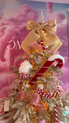 ✨ Christmas vibes at The Cake Room ✨ Christmas magic has officially arrived at The Cake Room. Come see the sparkles! ✨  #TheCakeRoom #ChristmasTok #HighteaBreda #PinkChristmas #ChristmasVibes 