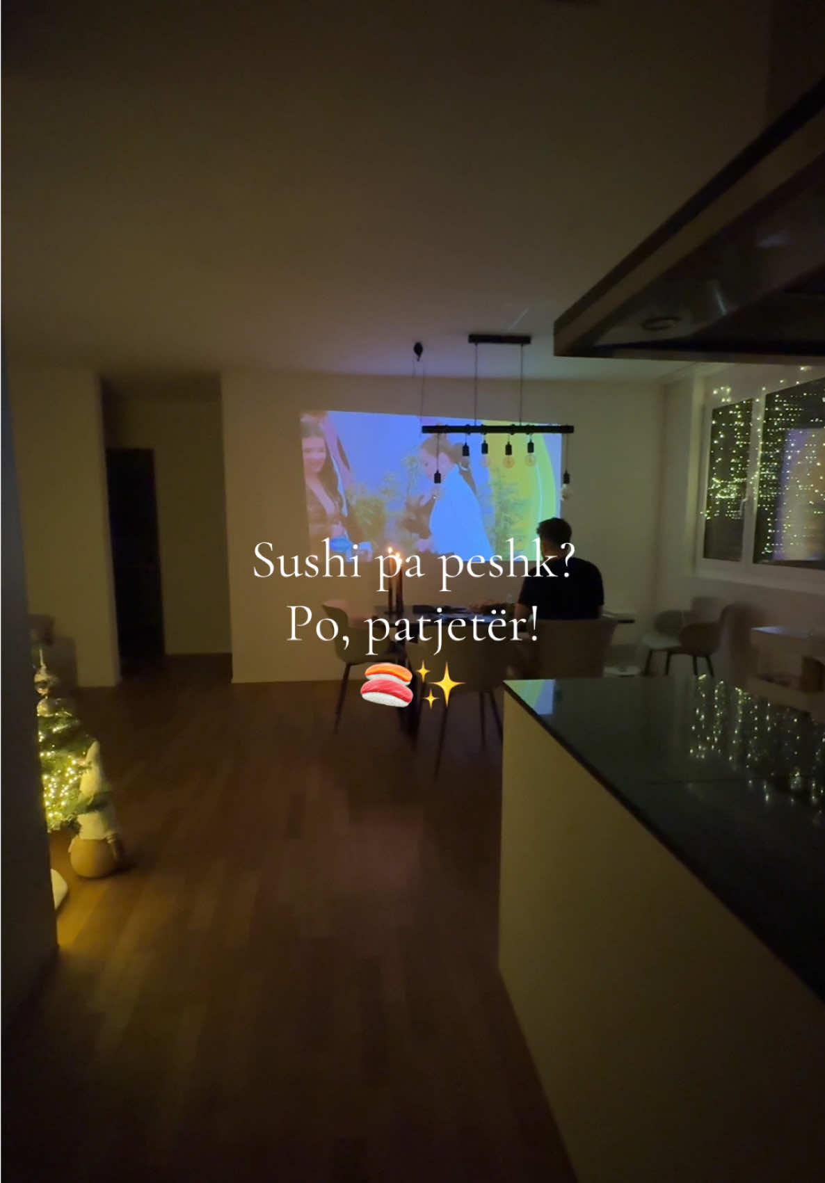 Pershendetje Pookies✨ Prime i trët dhe Sot bëra përsëri sushi, por këtë herë pa peshk, sepse shumë prej jush më pyetët si mund ta bëni ndryshe. 🤍 Bëra tre versione: me karkaleca, me chicken nuggets dhe me ton.  Dhe kësaj here po ju tregoj hap pas hapi si e gatuaj orizin siç duhet, sepse herën e kaluar nuk e tregova saktë. 🍚✨ Shumë e thjeshtë, shumë e shijshme edhe perfekte për fillestarët. 🍣✨ Receta per Sushi pa peshk (7 rrolla = mjafton bukur për dy persona që duan mirë sushi ose 3 persona normal) 📌  Mbushjet 	•	9 Karkaleca 	•	1 kuti Peshk Ton (në vaj ose ujë) 	•	2 Chicken Nuggets ose Schnitzel 	•	1 avokado       •       Rukola 	•	1 mango e pjekur mirë 	•	1 kastravec i gjatë 	•	1 karrotë e madhe ose 2 karrota mesatare •	Djathë i butë (Philadelphia style) 4,5 lug çaijt 📌 Orizi (për 7 rrolla) 	•	1.5 gota oriz (Jasmin oriz ose oriz sushi) 	•	1.5 gota ujë 	•	6 lugë gjelle uthull orizi ose uthull „normal“  ose uthull mollë 	•	2 lugë çaji sheqer 	•	2 lugë çaji kripë 📌 Të tjera 	•	7 fletë Nori 	•	Sesam 	•	Crispy onions 	•	Majonezë 	•	Sriracha Mayo 	•	Soy Sauce 	•	Wasabi 🫧✨ PËRGATITJA – Sushi pa peshk ⸻ 1️⃣ Përgatitja e frutave & perimeve Përgatitni të gjitha para se të filloni, që puna të ecë shpejt dhe pastër. 	•	Prini shumë, shumë hollë: kastravecin, karrotën, avokadon. 	•	Prini mango shumë të hollë me qëruarës, këto përdoren në fund për dekorimin e sushi-t. 	•	Vendosini në një pjatë, gati për mbushje. ⸻ 2️⃣ Përgatitja e orizit 	1.	Shpëlajeni orizin derisa uji të bëhet i pastër. 	2.	Lëreni orizin të pushojë 15 minuta para se ta zieni, shumë e rëndësishme që të fryhet dhe të zbutet.  	3.	Zjeni orizin sipas metodës (12 min ne temperaturen me te lart (te une 14), pastaj ulni temperaturen ne minimum per 2,3 minuta (te une 4) + 10 min pushim, pa e ngritur kapakun fare.  	4.	Përzieni uthullën e orizit me 2 lug çaij sheqer me 2 lug çaji kripë (reçetën që keni bërë zakonisht). 	5.	Kur orizi të jetë gati, përziejeni shumë butë, vetëm duke e “përmbysur” me lug, që të mbetet fluffy, jo i shtypur. 	6.	Shtoni uflen e orizit që e keni përgatitur më herët dhe e perzini ⸻ 3️⃣ Përgatitja e Karkalecave 	•	Pastroni Karkalecat, hiqni Lekuren dhe rrugicën e zezë (shumë e rëndësishme). 	•	Mund t’i prisni pak në mes që të drejtohen më bukur gjatë mbushjes. 	•	Skuqini pak në vaj ose gjalpë, derisa marrin ngjyrë të artë (1–2 minuta). 	•	Vendosini në një pjatë dhe lërini të ftohen. ⸻ 4️⃣ Përgatitja e Chicken Nuggets 	•	Vendosini në Airfryer: 15 minuta, 180°C. 	•	Pasi të jenë gati, prijini shumë hollë, që të rrotullohen lehtë në sushi. ⸻ 5️⃣ Përgatitja e tonit 	•	Përzieni tonin me pak majonezë derisa të bëhet kremoz. ⸻ 6️⃣ Përgatitja e tapetes bambuje 	•	Shtroni bambus matt-in. 	•	Vendosni një qeskë transparente sipër që të mos ngjitet Orizi nermjet ⸻ 7️⃣Mbushja e sushi-t Normal Roll 	•	Vendosni Nori-n. 	•	Shtoni një shtresë të hollë orizi, lene nje pjes that, perqkak se kena me e lag me uj, per me u kap fleta ma mire  	•	Shtoni mbushjen sipas dëshirës: Me Shrimps: shrimps + avokado + kastravec + Mango + karote Me Ton: ton + Krem djadhi + Mango + rukola + karote Me Nuggets: nuggets + kastravec + krem djathi + Mango + karote Version i lehtë: avokado + rukola 	•	Rrotullojeni fort dhe kompakt. Inside-Out Roll 	•	Vendosni orizin sipër Nori-t dhe ktheni fletën permbys 	•	Mbusheni me përbërësit e zgjedhur. 	•	Rrotullojeni duke mbajtur fort. ⸻ 9️⃣ Dekorimi i sushi-t me mango (si në video) 	•	Vendosni fleta shumë të holla mango sipër sushit 	•	Përdorni bambus matt-in për ta shtrënguar që të ngjitet bukur. 	•	Prijeni sushi-n me thikë të lagur që të mos ngjitet. ⸻ 🔟 Servimi 	•	Vendosini copat bukur në një pjatë të madhe. 	•	Shtoni majonezë, mayo + sriracha për topping. 	•	Shtoni sesam sipër. 	•	Shtoni edhe fried onions për crunch. 	•	Vendosni disa shrimps të mbetur sipër për dekor. A doni edhe versione të tjera të sushit? 🍣🤍 #sushi #bigbrothervipkosova #jonaamorr  #sushipapeshk #recept