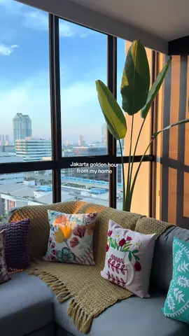Hi, aku Syafira! Dan ini cerita sore dari rumahku di tengah kota Jakarta. Salam kenal semua :)  #apartmentjakarta #apartmentdecor #homedecor #goldenhour #Home 