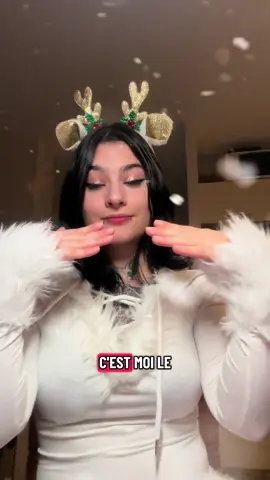 Et toi, quel est ton set favoris pour les fêtes ? 😍 Retrouvez tous mes sets sur mon site dans ma bio !  Les lutins se mettent au travail pour que tu sois parfaite pour les fêtes 🎄 #pressonnails #fyp #noel 