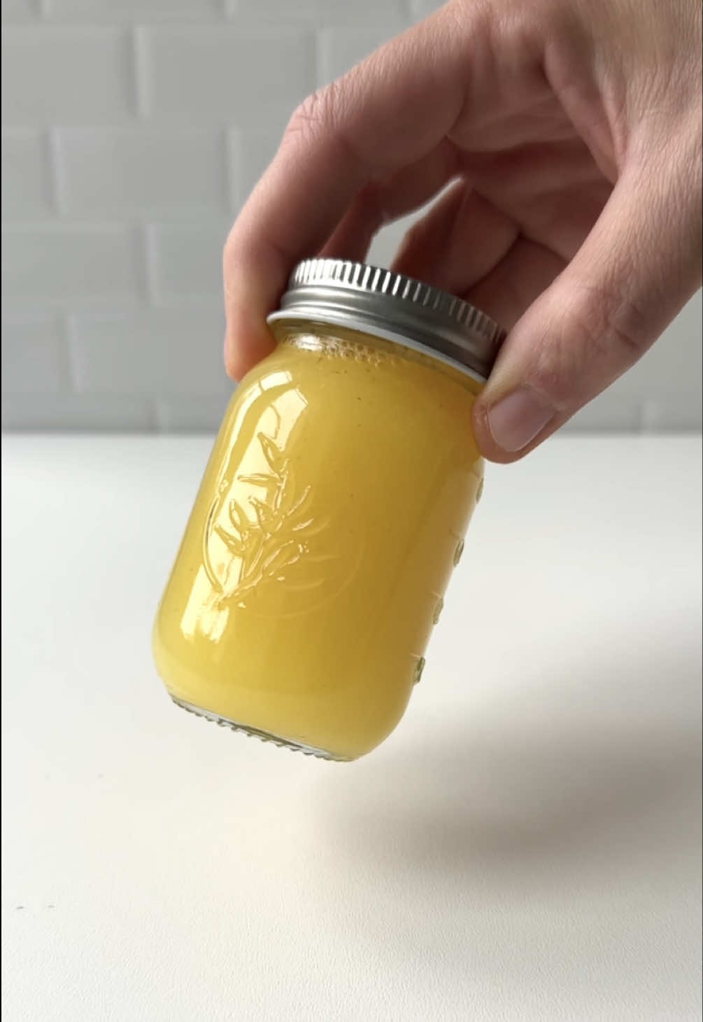 Rezept 👇 Herzhafte Geschenke aus der Küche 2 von 7: Ingwer-Kurkuma-Shot 🍋🎁 Unser Weihnachtsmotto dieses Jahr: selbstgemacht, gesund & voller guter Zutaten 🫶 Der Ingwer-Kurkuma-Shot ist würzig, spicy & perfekt für die Winterzeit – ob als kleines Geschenk oder für dich selbst 🥰 🛒 Zutaten für ca. 800 ml: • 80-100 g frischer Ingwer • 1 Stück Kurkuma (ca. 10 g) • 2 Orangen • 1 Zitrone • 500 ml Wasser • 1–2 TL Honig • 1 Prise schwarzer Pfeffer ✨ Zubereitung: 1. Ingwer waschen & grob zerkleinern. Orangen & Zitrone schälen. 2. Mit Wasser, Honig & Pfeffer 40–60 Sek. kräftig mixen. 3. Optional durch ein Sieb gießen. 4. Hält sich min. 3 Tage im Kühlschrank. Anzeige | Die kleinen Flaschen sind von @lieblingsglas – mit JULIE12 spart ihr 12% 🫶