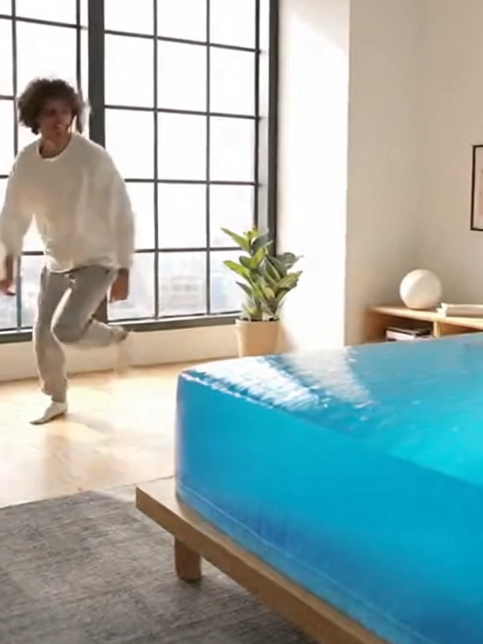 Eu realmente preciso de uma dessas camas de gelatina na minha vida! #TiktokComedy #ViralMoment #challengeaccepted #FunnyFails