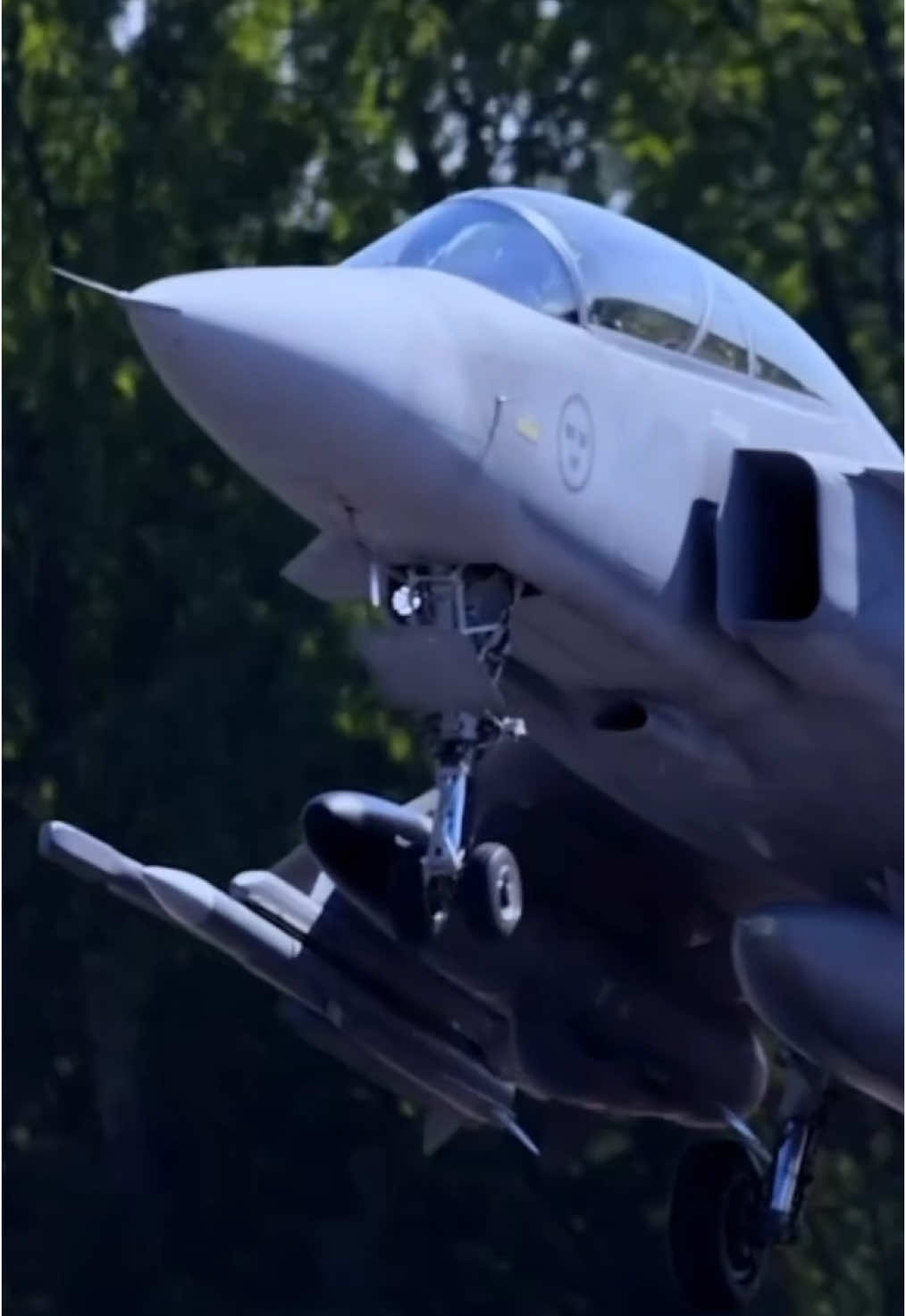 El sistema de aeronaves Gripen impulsa un salto tecnológico para la Fuerza Aeroespacial Colombiana.  Su capacidad de generar diagnósticos automáticos durante el vuelo permite un mantenimiento más preciso y ágil, también su diseño facilita el reemplazo rápido de componentes.  Mayor eficiencia para garantizar la disponibilidad operativa y la defensa de los colombianos. #SiempreFirmes #HonorEsServir #Gripen #AdAstra🚀