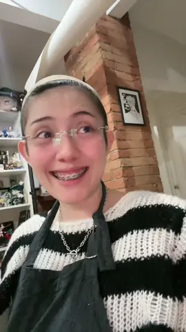 Este día solo dormí 1 hora pero el cosplay logró salir a a tiempo 😭💛 Espero les haya gusto, fue algo sencillo pero por las prisas ya no alcancé hacer el saco, cabe resaltar que esto NO ES UNA RECOMENDACIÓN  ustedes si duerman, solo les estoy contando cómo es que yo ando sacando tantos cosplays haha #cosplayer #alastorcosplay #wig #wigmaker #cosplay 