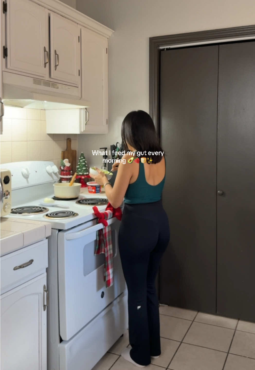 AVOCADO TOAST Recipe: •Boil your eggs  •Smash 1 or 2 eggs with avocado & 2 spoons of cottage cheese •Add onion powder & red chili pepper flakes  •Mix well •Toast your bread & add your avocado mix  •Top it off with more red chili pepper flakes & tapatio sauce for spice!  @H-E-B  @Tapatío Hot Sauce  #cooking #kitchen #healthyrecipes #healthylifestyle #guthealth 