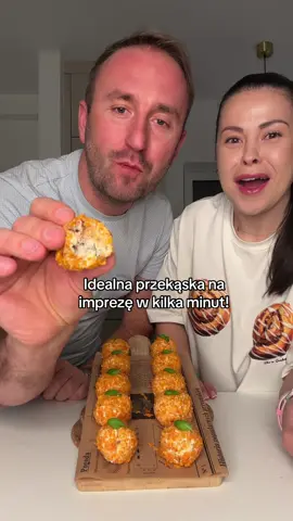 🔥🍔Przekąska idealna na imprezę, domówkę albo spotkanie ze znajomymi! 🍔540 g serka naturalnego (typu Philadelphia, Łaciate) 🍔150 g pomidorów suszonych w oleju  🍔garść świeżej bazyli  🍔sól, pieprz  🍔chipsy paprykowe  W misce połącz serek, pomidory (odsączone dokładnie) pokrojone drobno, posiekana bazylia, sól, pieprz. Całość wymieszaj i wstaw do zamrażarki (u mnie na godzinę, ty kontroluj żeby nie zamarzało). Po tym czasie uformuj kulki, obtocz w pogniecionych chipsach, możesz udekorować bazylią. Smacznego! #przekąski #przekąskinaimprezę #imprezoweprzepisy 