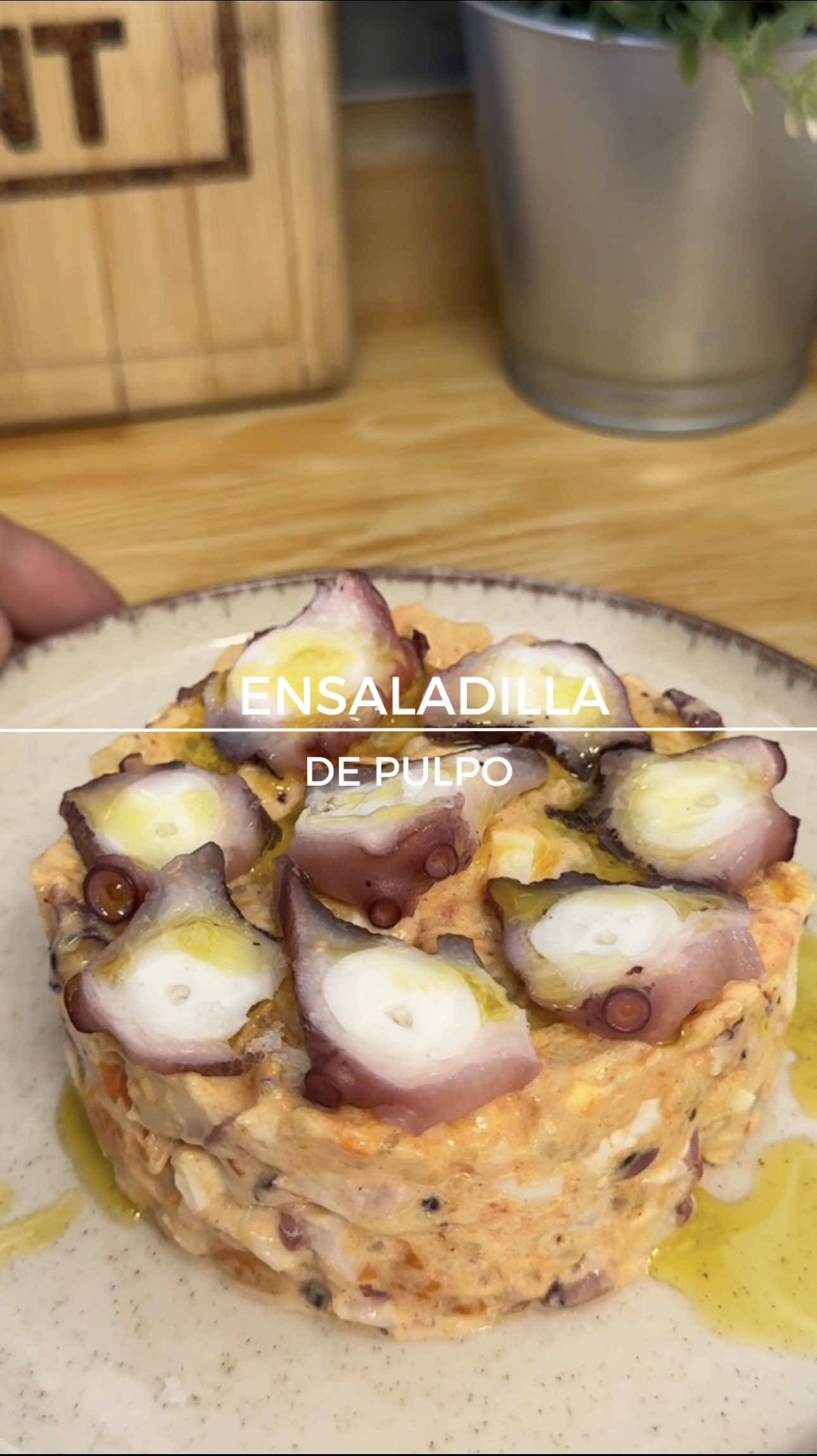 Ensaladilla de pulpo. (👇🏻Menciona a esa persona fan del pulpo🐙) INGREDIENTES : 🔸2 patatas pequeñas cocidas 🔸1 zanahoria pequeña cocida 🔸1 huevo cocido 🔸1 pata de pulpo cocido 🔸Sal 🔸Pimentón ahumado dulce o si te gusta picante 🔸Mayonesa 🔸Aove ✅Si tienes alguna duda, pregunta. 🔥Si te ha gustado la receta, like, comenta y guárdatela! ❤️✏️💾 ✔️Más recetas en …….👉🏻 @elchefkent  #ensaladilla #pulpo #aperitivos #recetafacil #recetasfaciles 