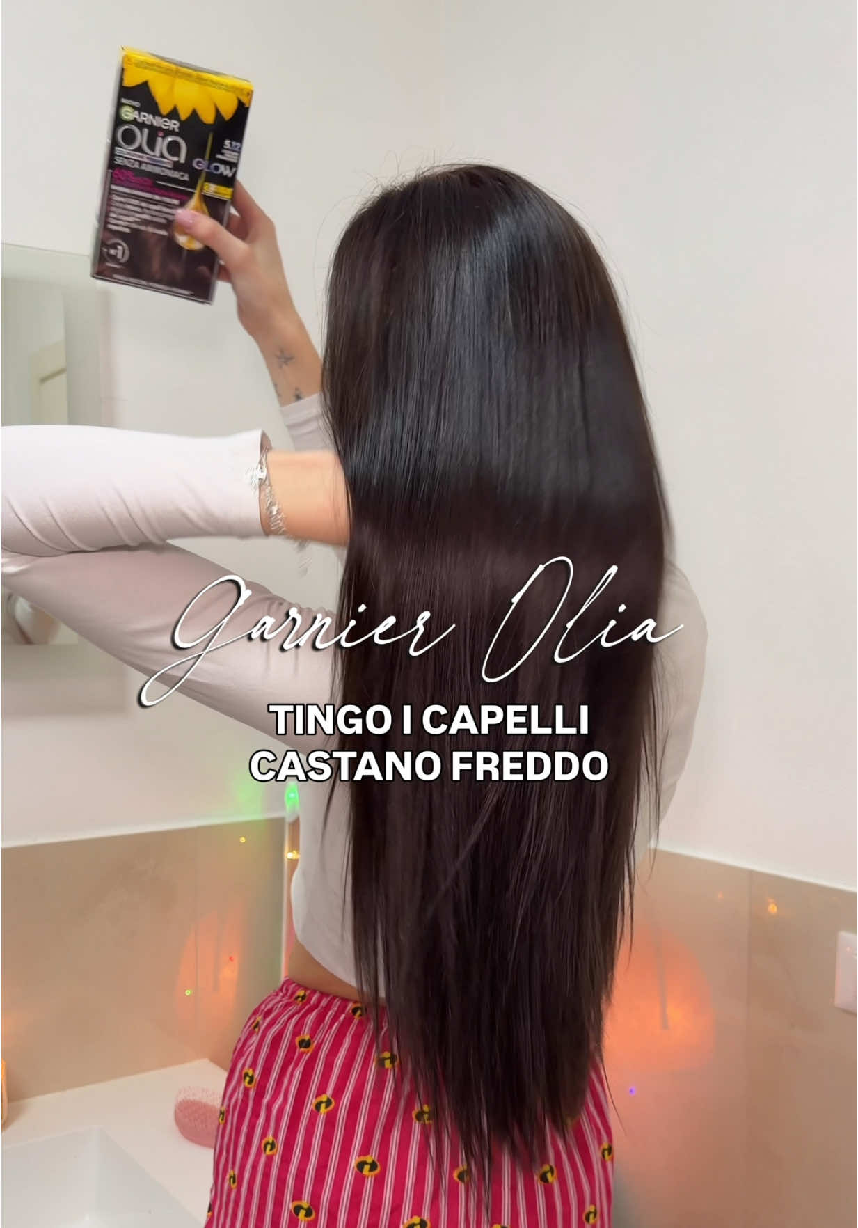 Tinta a casa senza complicazioni? 💆🏻‍♀️ Ho provato @garnieritalia Olia 5.12, un castano freddo iridescente che lavora con la tecnologia ODS, cioè Oil Delivery System: invece dell’ammoniaca, sono gli oli a spingere il pigmento dentro la fibra. Il 60% della miscela è composto proprio da oli che aiutano il colore a penetrare in modo dolce, proteggono la cute e mantengono la fibra più morbida mentre si sviluppa il riflesso 🧬 Risultato uniforme, luminoso e super freddo… super approvata ✅✨ #tintacapelli #castanofreddo #garnier