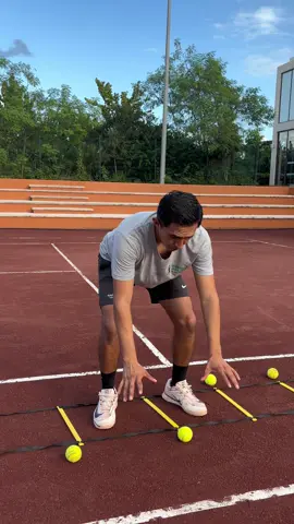 Stability on the court isn’t just about strength — it’s about control, balance, and tennis-specific movement. Here’s how to train your balance and move like a pro: 1️⃣ Ladder transfer – hop on one foot and move the balls side to side. Builds dynamic balance, ankle strength, and tennis footwork control. 2️⃣ Static hold + toss – stand tall on one leg, toss the ball, catch it, and stay stable. Key for tennis balance and shot preparation. 3️⃣ Overhead raise + knee drive – lift the ball overhead while driving your free knee up. Improves coordination for explosive tennis movement. 4️⃣ Around-leg circles – pass the ball around your support leg and torso. Strengthens core stability and tennis-specific proprioception. 5️⃣ Alternating support freeze – raise the ball, switch legs, freeze strong. Trains transition control for fast footwork changes. 6️⃣ Airplane hold + toss-to-knee catch – lean forward, return upright, toss and catch with knee up. Advanced balance, timing, and on-court body control. Master these drills and your tennis stability, movement efficiency, and balance on court will skyrocket. Follow for more tennis tips, footwork drills & high-performance court training. 👊🎾 #tennis #tennisdrills #footwork #tennisfootwork #tennistraining              