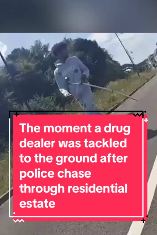 ⬆️FULL STORY | The moment a drug dealer was tackled to the ground after police chase through residential estate | #uknews #barryisland #cymru #Wales #walesonline 